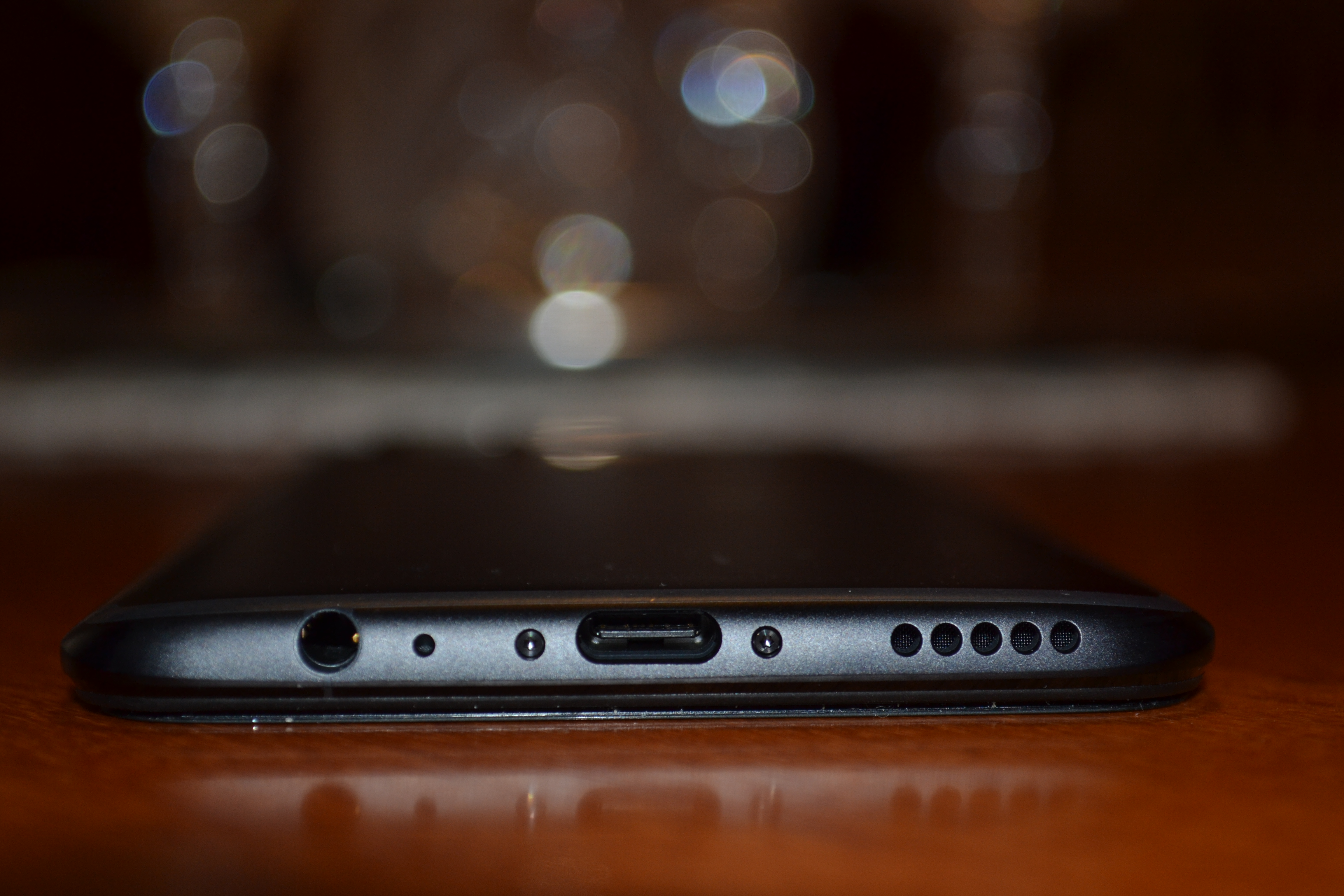 Bordo inferiore del OnePlus 5T. Credits: Angelo Falcone | Close-up Engineering