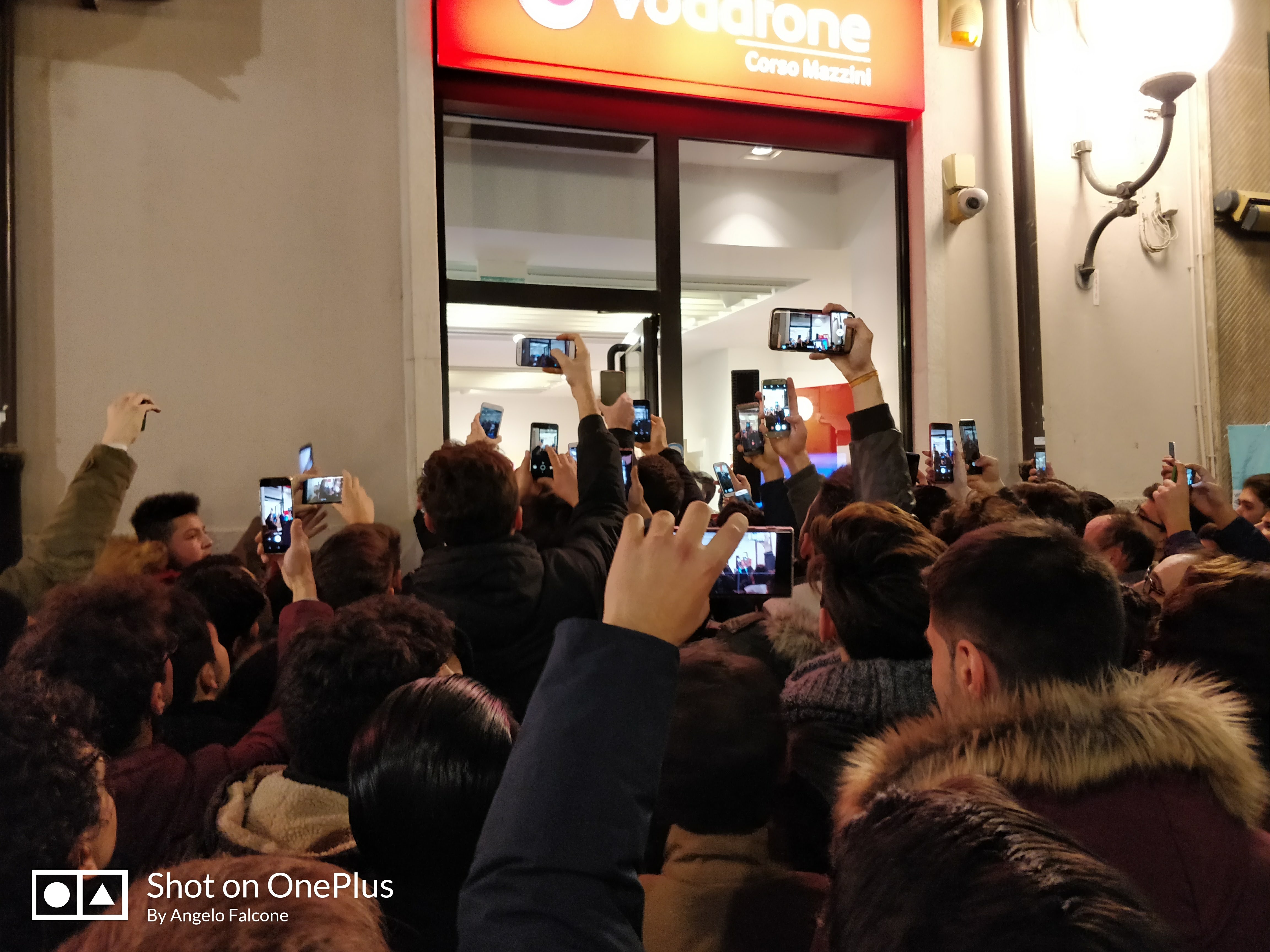 Vodafone Store Cosenza: luogo in cui si è tenuto l'aperitivo LG con Andrea Galeazzi. Credits: Angelo Falcone | Close-up Engineering