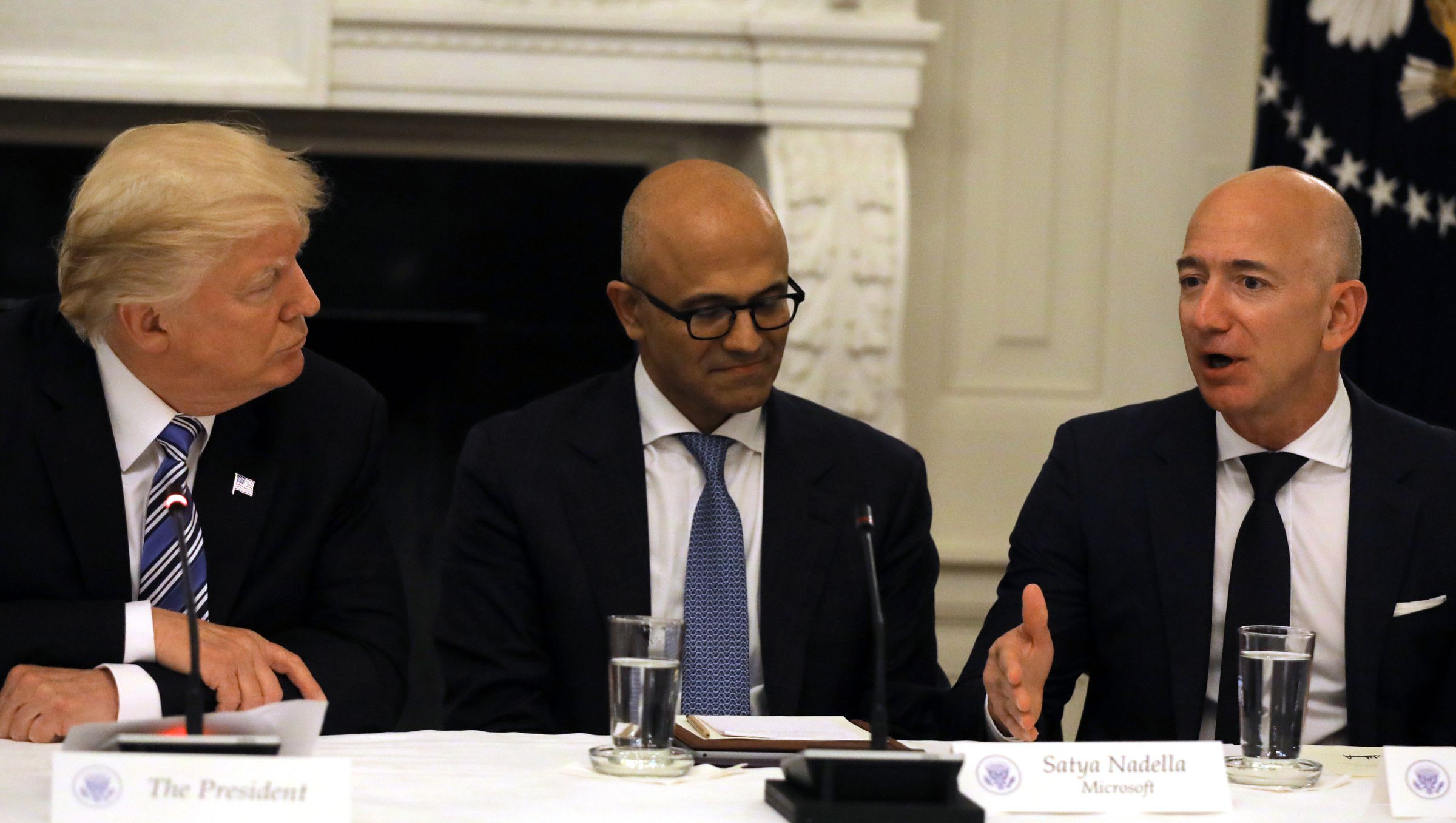 Il Presidente degli USA Donald Trump e Satya Nadella, CEO della Microsoft Corporation, ascoltano Jeff Bezos. Source: Quartz