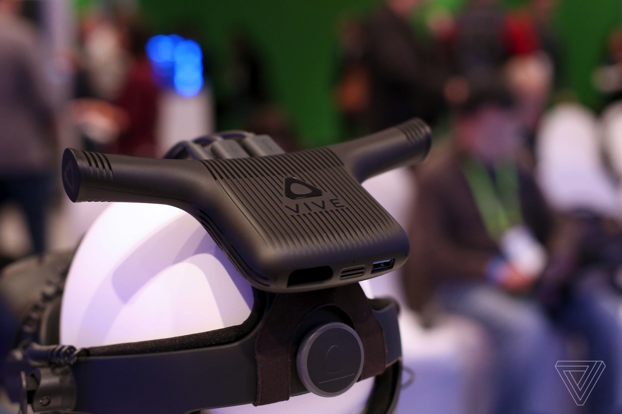 L'adattatore wireless per Vive Pro, che permetterà agli utenti di liberarsi dei cavi. Credits: theverge.com