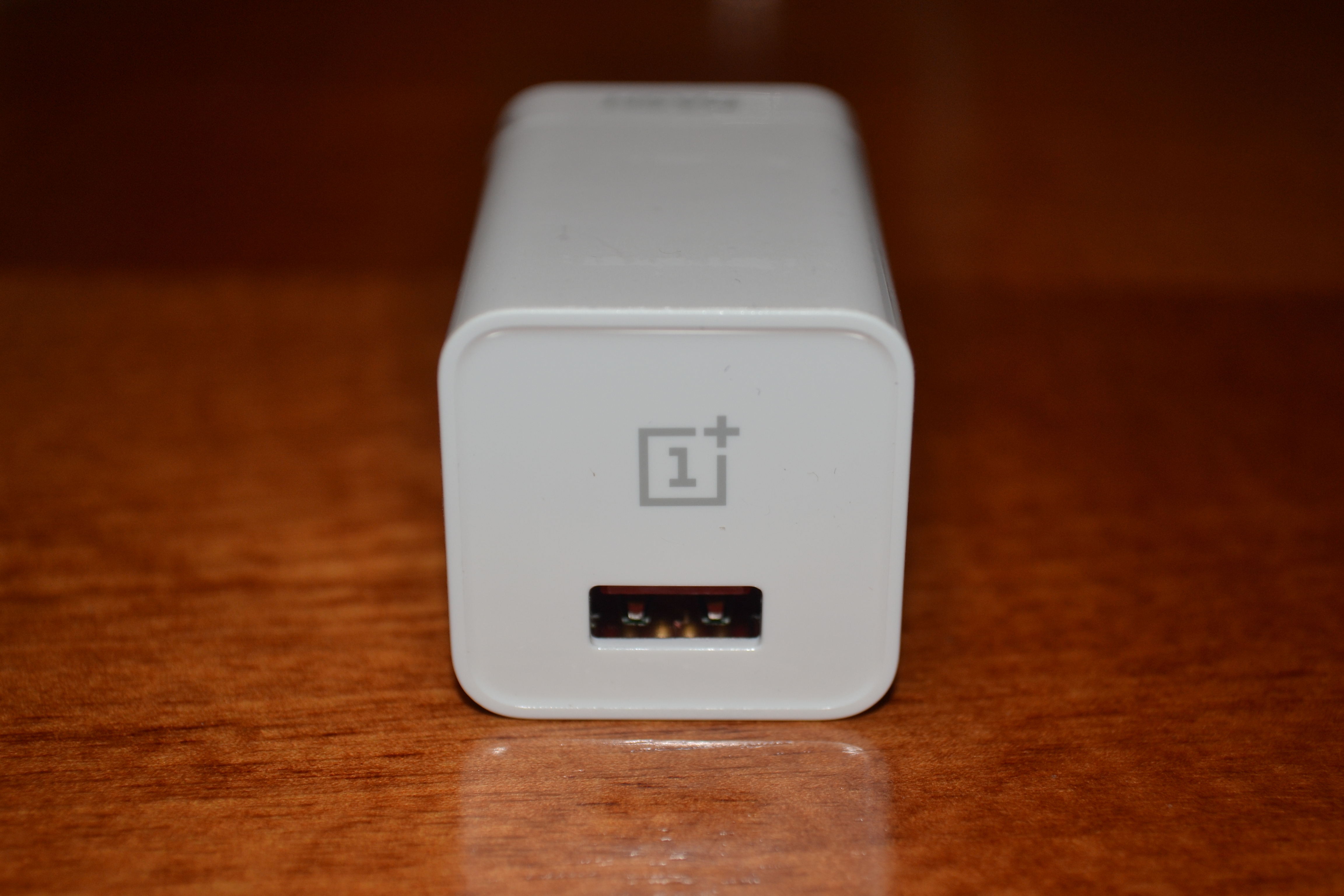 Alimentatore DASH Charge del OnePlus 5T. Credits: Angelo Falcone | Close-up Engineering