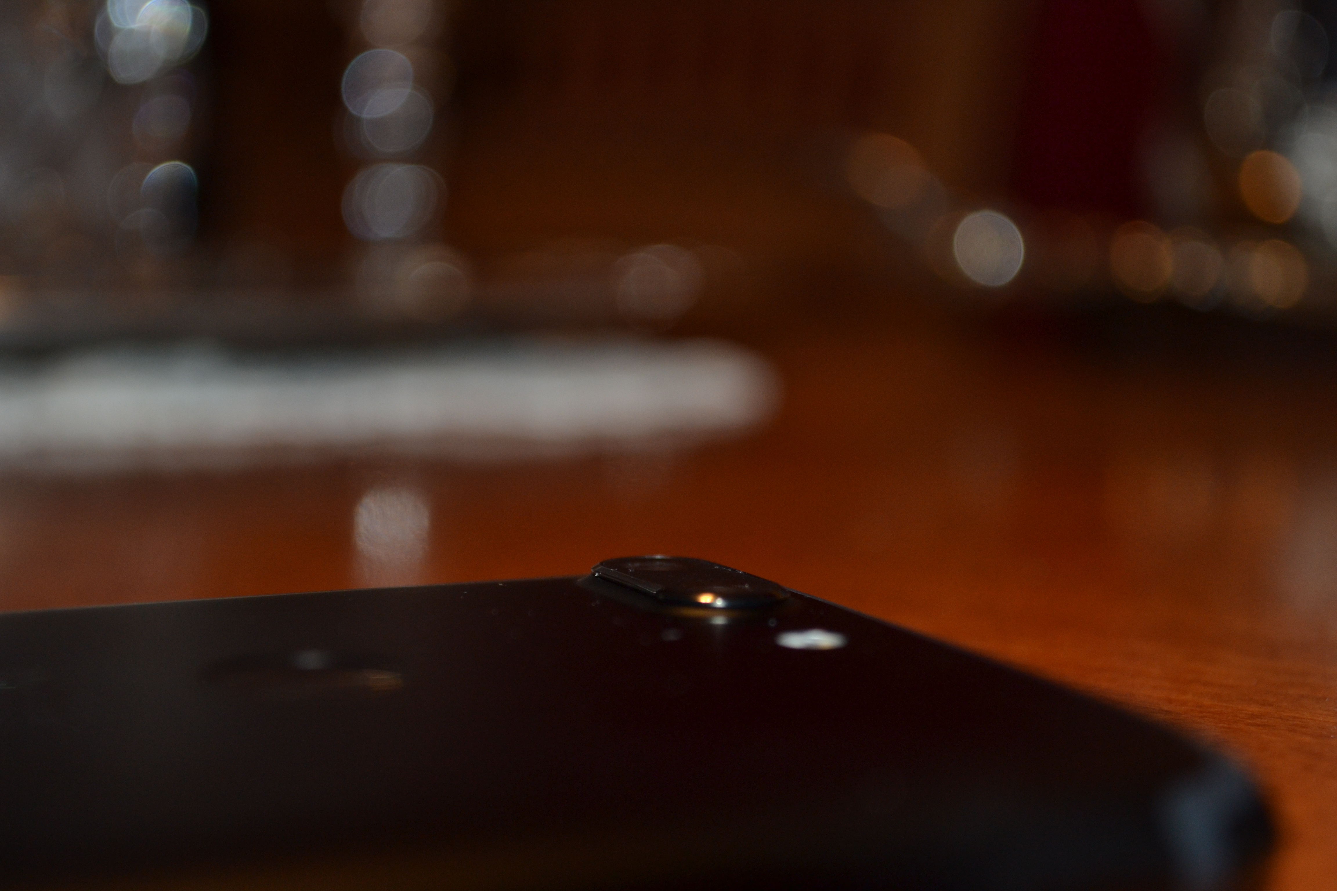 Fotocamera sporgente del OnePlus 5T. Credits: Angelo Falcone | Close-up Engineering