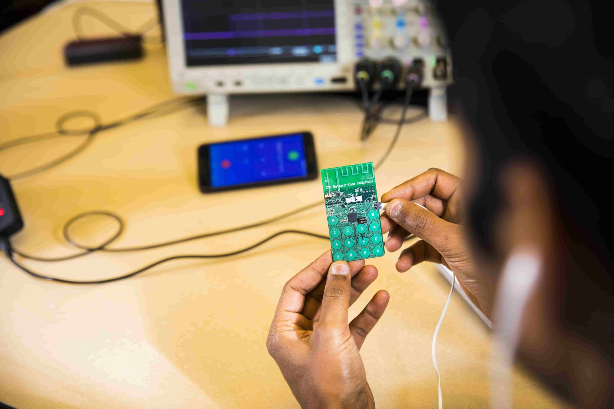Il telefono senza batteria sviluppato presso l'UW è in grado di rilevare la voce, attivare gli auricolari e passare dalla comunicazione uplink a quella downlink, tutto in tempo reale. È alimentato da segnali radio o luce ambientale Ph: washington.edu