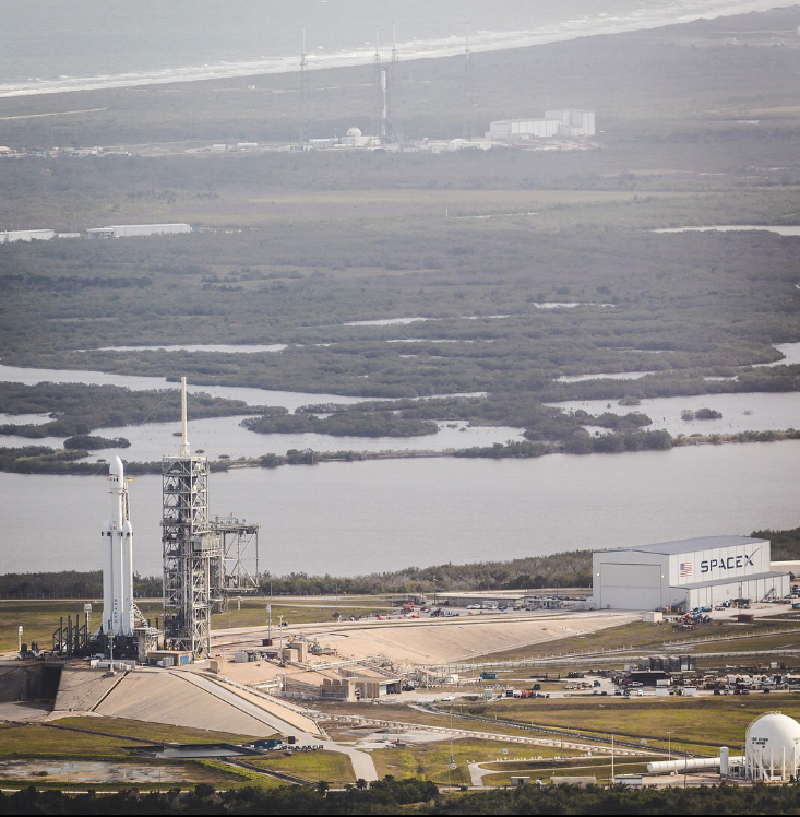 In una sola immagine il Falcon Heavy sul pad 39 A e il Falcon 9 sul pad 40, a Cape Canaveral. Credits: Elon Musk on Instagram
