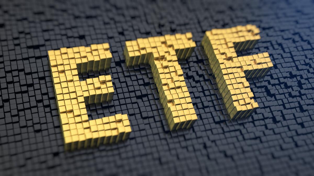 Investire in ETF: se non puoi battere il mercato... seguilo! - Acronym 'ETF' of the yellow square pixels on a black matrix background. Stocks fund concept.