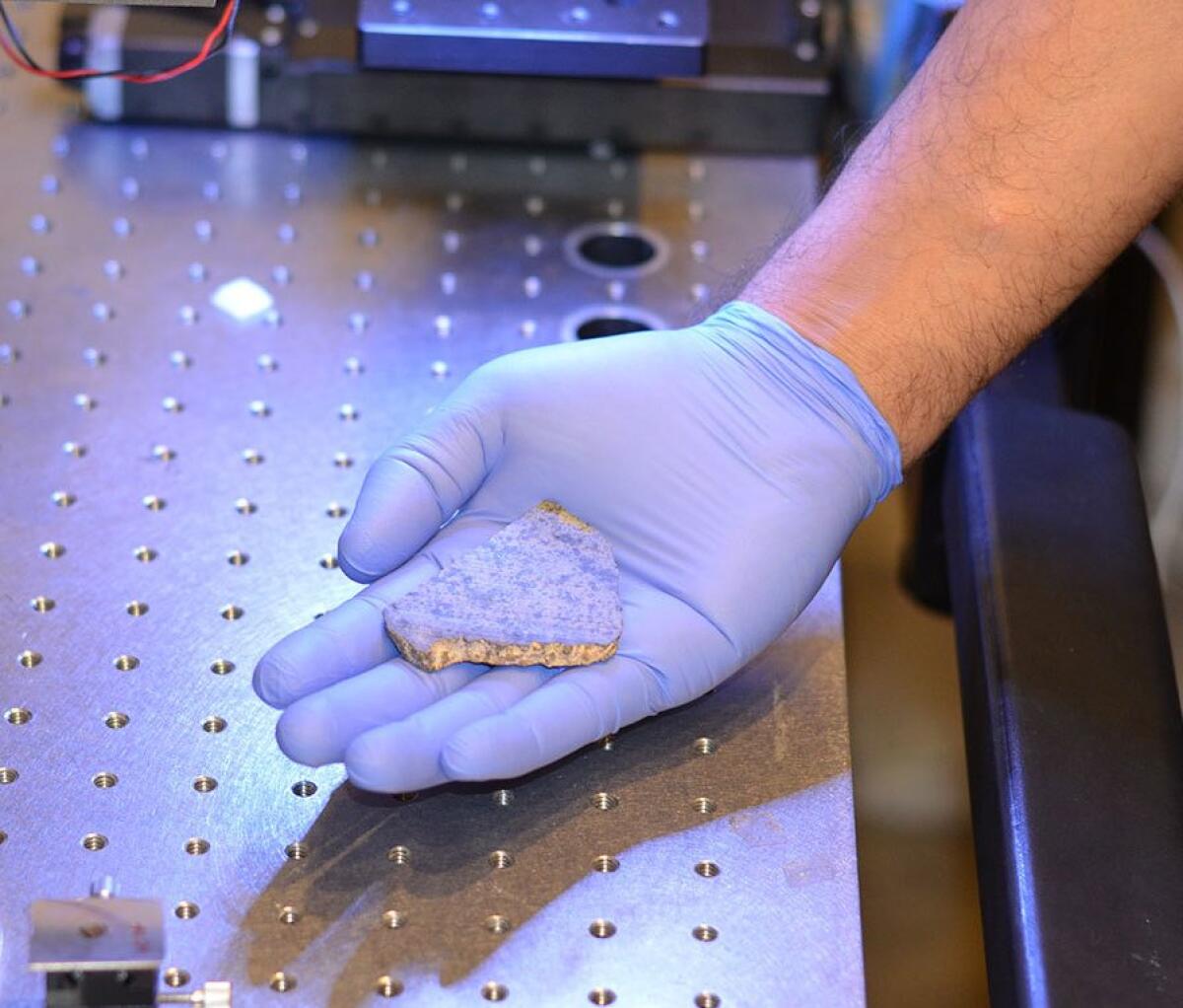 Un frammento di meteorite tornerà su Marte, ecco perché - Il frammneto del meteorite marziano SaU008 utilizzato per i test. Crediti: Nasa/Jpl-Caltech