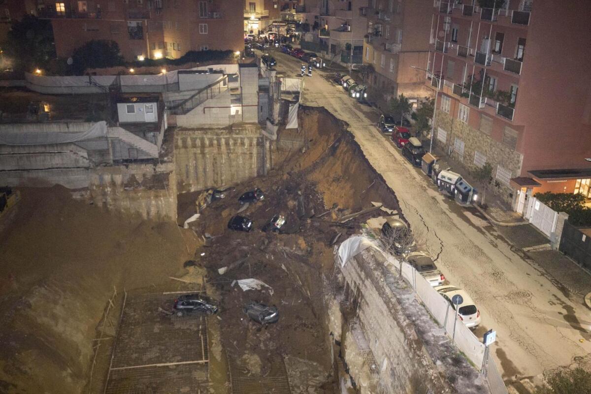 Roma: crollo di una strada, evacuati due palazzi - Foto LaPresse - Andrea Panegrossi
14/02/2018 - Roma, Italia
Cronaca
Roma, voragine alla Balduina: crolla una strada e le auto precipitano, credits: metronews.it

Photo LaPresse - Andrea Panegrossi
14/02/2018- Rome, Italy
News
Chasm on the street in R