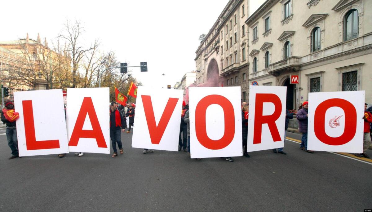 Il NAIRU ovvero la disoccupazione in assenza di inflazione - La grande scritta 'Lavoro' durante il corteo dei metalmeccanici organizzato dalla Fiom Cgil, Milano, 5 dicembre 2012.  ANSA/STEFANO PORTA