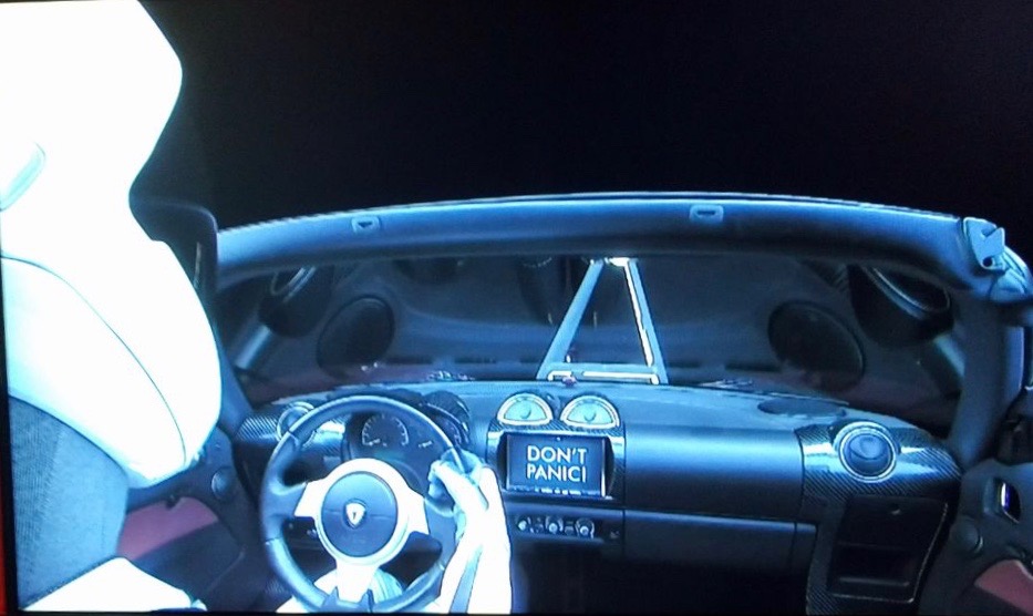 Cruscotto della Tesla Roadster con la scritta "Don't Panic"