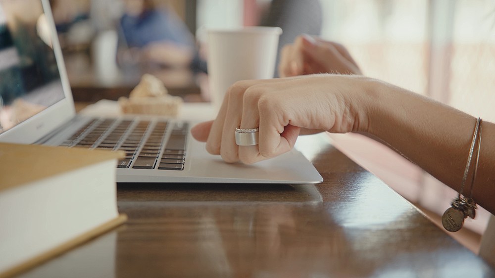 La knocking gesture di Token, utilizzata, ad esempio, per sbloccare il PC. Credits: icrewplay.com