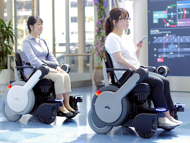 Questa speciale carrozzina possiede un sistema wireless che permette la connessione e la sincronizzazione con le altre sedie a rotelle Credits: Panasonic