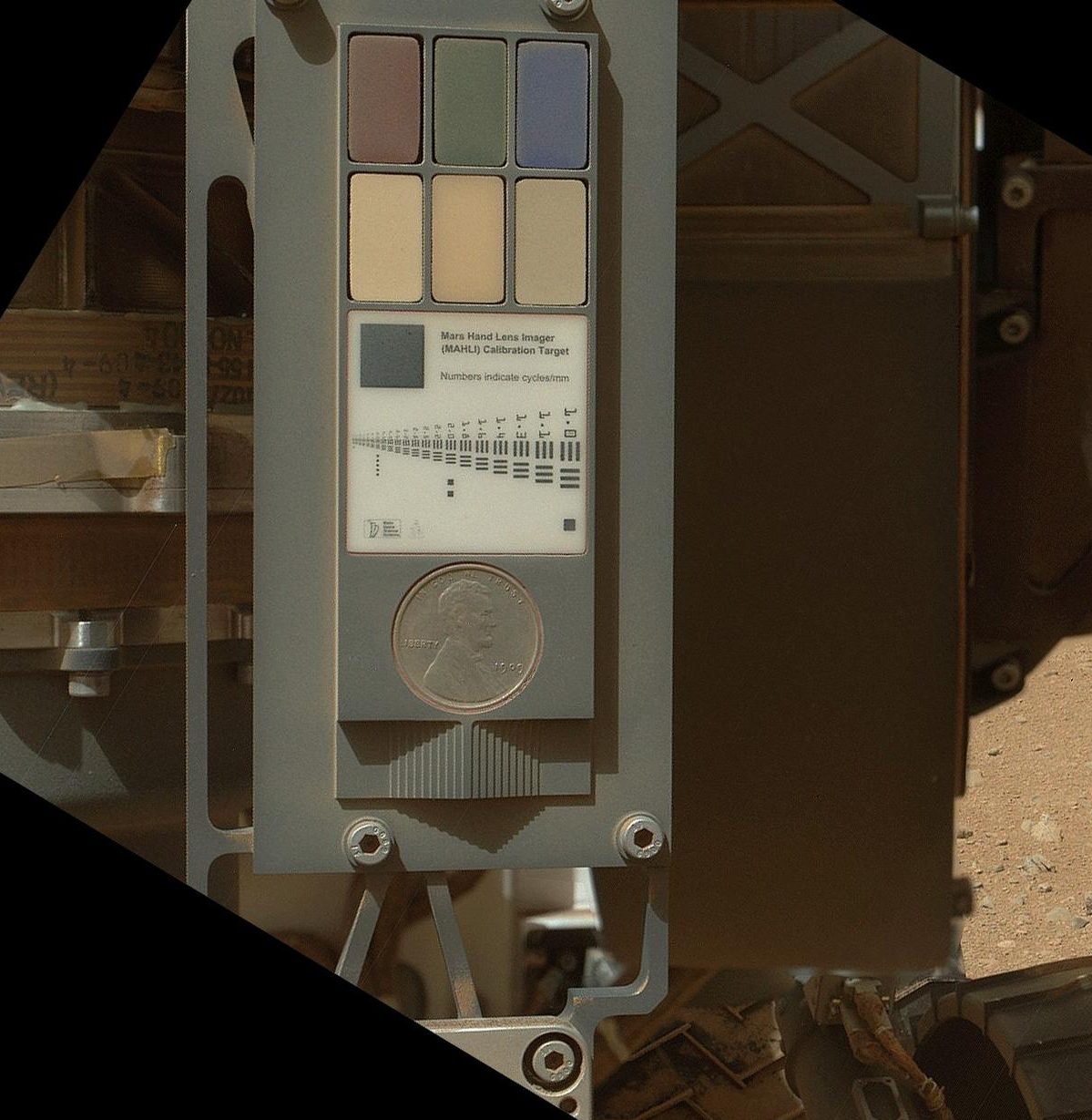 La mira ottica di calibrazione per lo strumento Mars Hand Lens Imager a bordo del rover Curiosity della NASA. Crediti: NASA/JPL-Caltech/Malin Space Science Systems