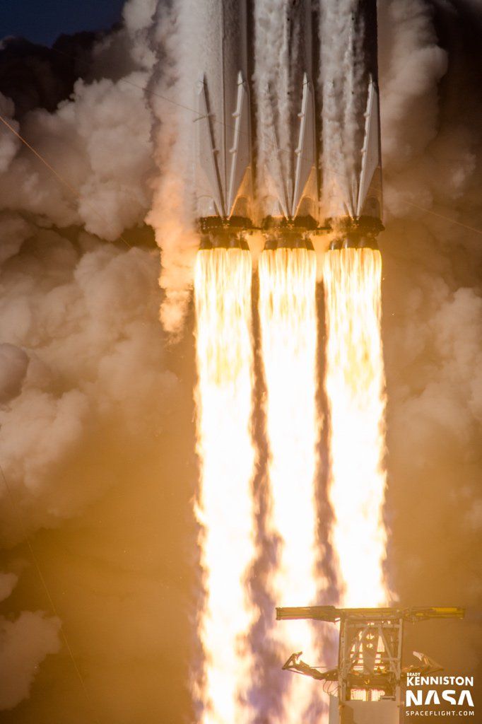 I 27 motori Merlin al massimo della loro potenza. Credits: NASA