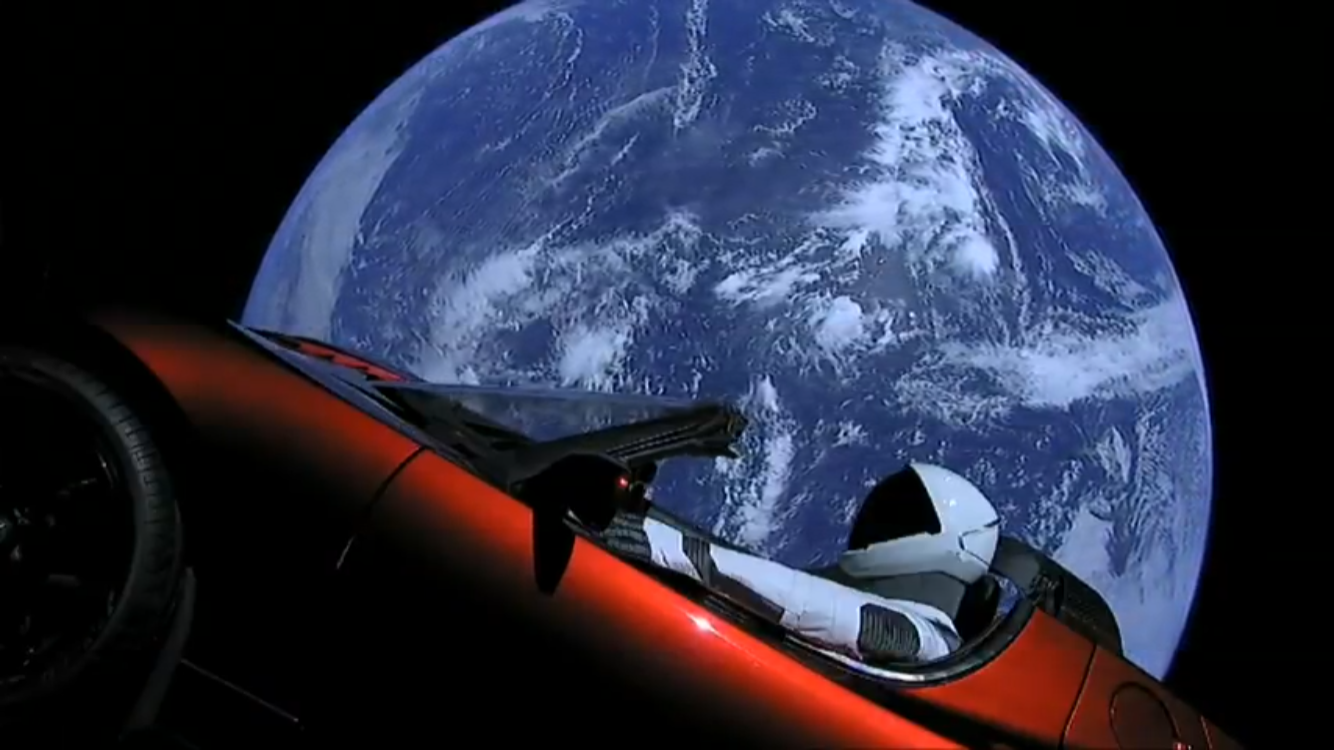 Starman e la Roadster in orbita intorno alla Terra.