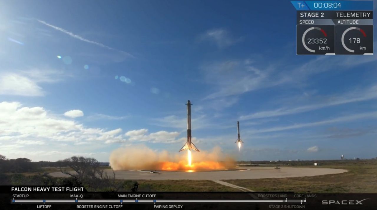 I due booster che atterrano simultaneamente a cape canaveral. Credits: SpaceX