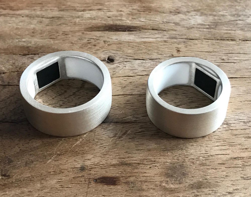 Lo smart ring di Tokenize. Dalla foto è possibile vedere il sensore di impronte digitali, per il riconosicmento del possessore. Credits: tokenize.com