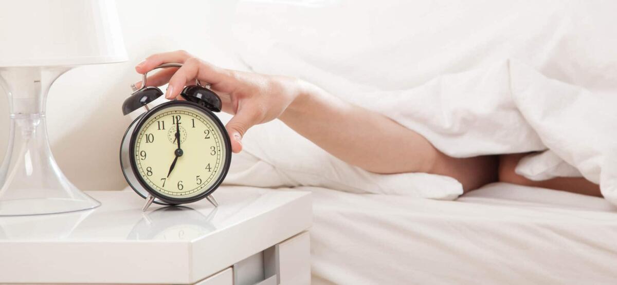 L'ora legale ci sta uccidendo e ci fa risparmiare "poco" - Hand under blanket reaching out for alarm clock, shallow depth of field focus on foreground
https://www.theodysseyonline.com/5-ways-to-wake-up-fresh