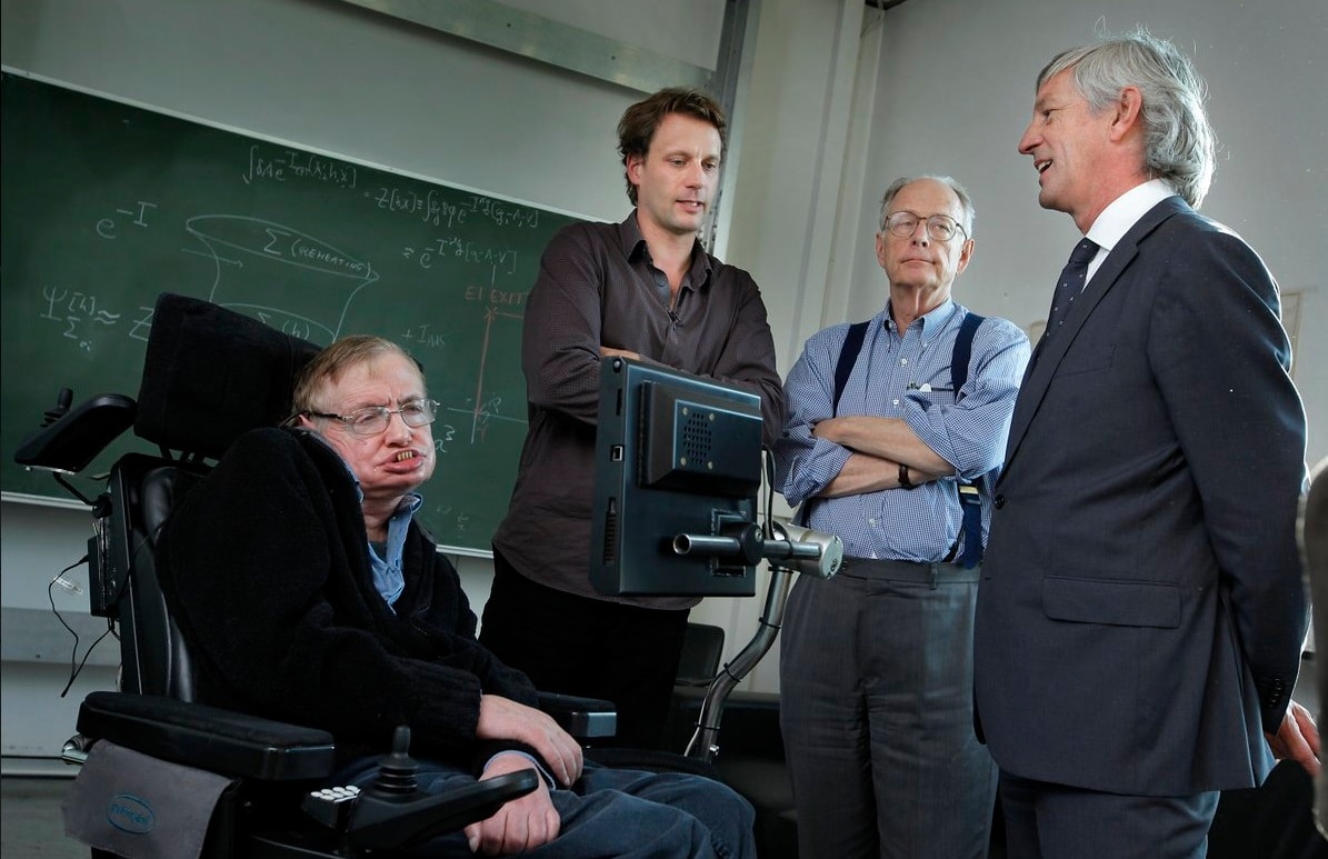 Stephen Hawking e Thomas Hertog (il secondo da sinistra); crediti: abm-website-assets.s3.amazonaws.com