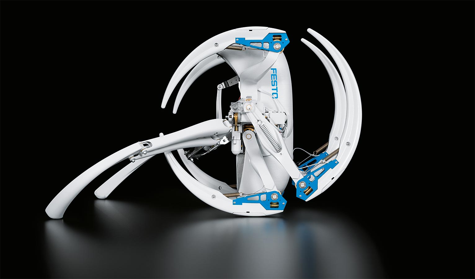Il ragno bionico di Festo mentre esegue una capriola. Credits: festo.com/automation