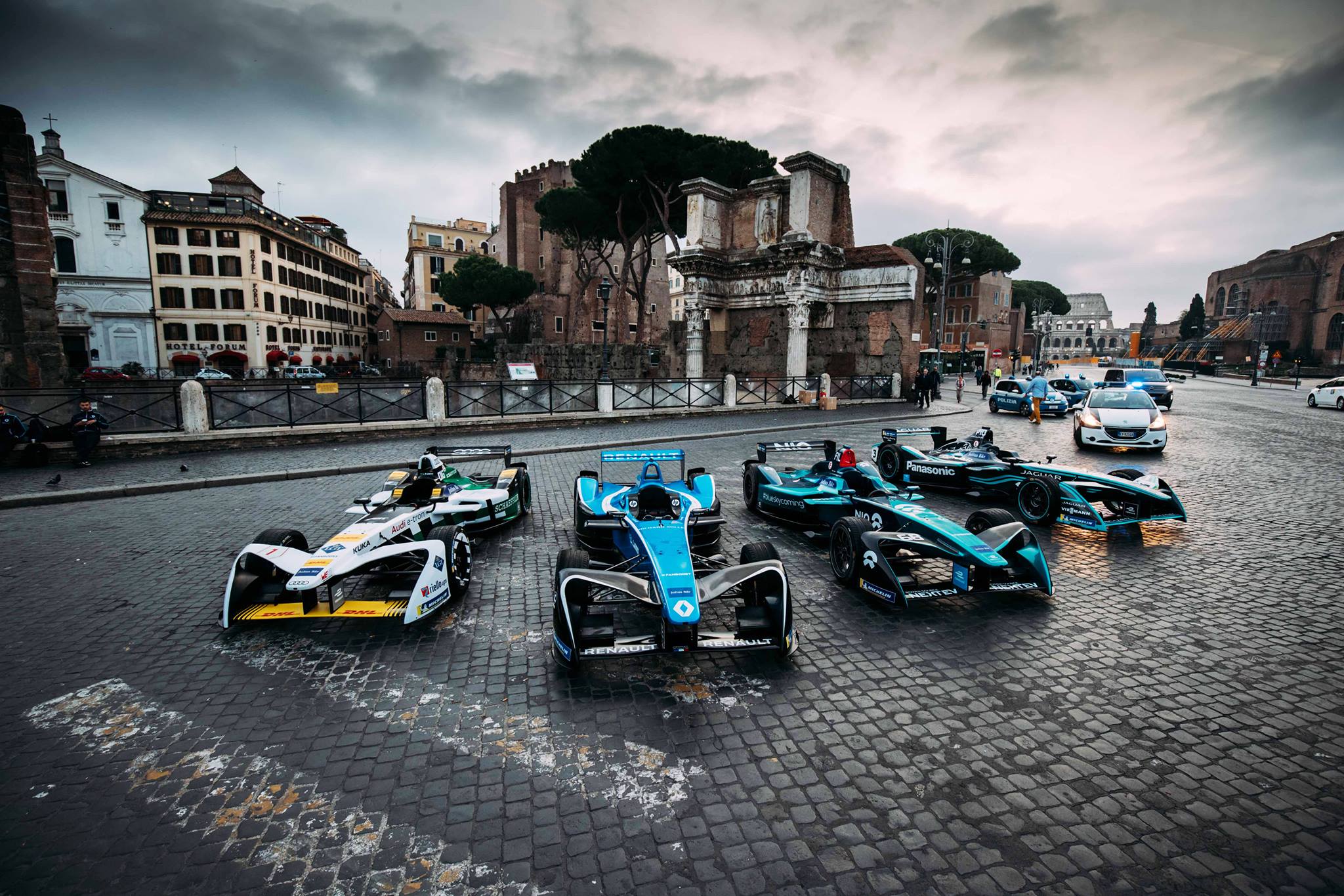 Alcune vetture iscritte al campionato di Formula E esposte ai Fori Imperiali per promuovere la tappa su circuito cittadino all'Eur di Roma. Crediti: media.urbanpost.it
