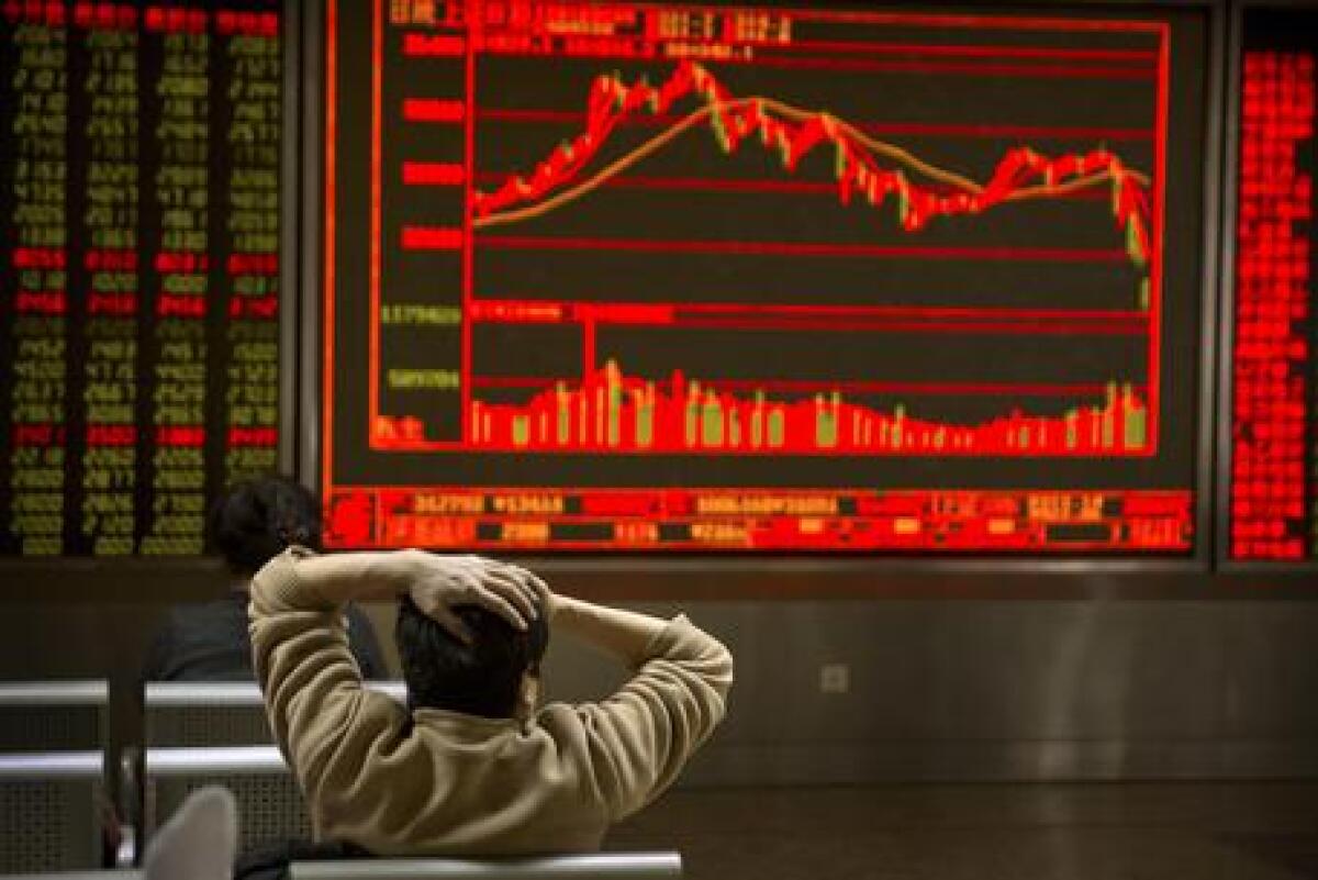 Il VIX - L'Indice della Paura - A Chinese investor monitors stock prices at a brokerage house in Beijing, Friday, Feb. 9, 2018. Asian stocks plunged Friday after Dow Jones industrials on Wall Street plummeted more than 1,000 points, deepening a week-long sell-off. (ANSA/AP Photo/Ma