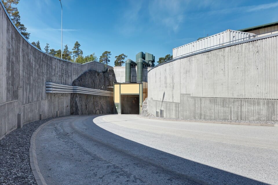 L'ingresso del tunnel di Onkalo, simile ad un grande garage. Crediti: theatlantic.com