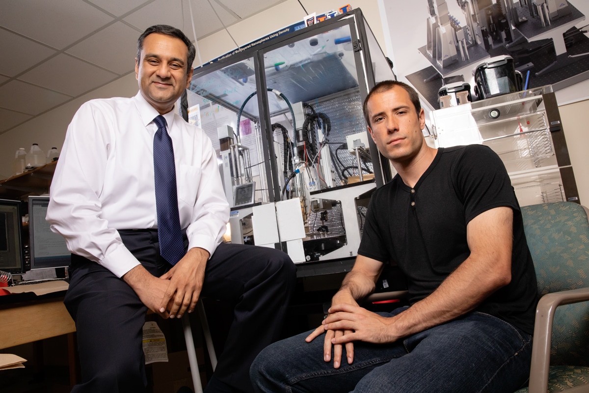 Rohit Bhargava, professor of bioengineering (sinistra) and Matt Melber, graduate student.Ph: news.illinois.edu