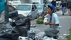 Un venezuelano costretto a cibarsi dei rifiuti