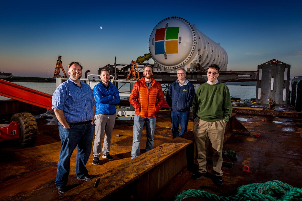 Microsoft Project Natick: i data center nell'oceano - Il "Natick Team". Da sinistra verso destra: Mike Shepperd, Samuel Ogden, Spencer Fowers, Eric Peterson, Ben Cutler.