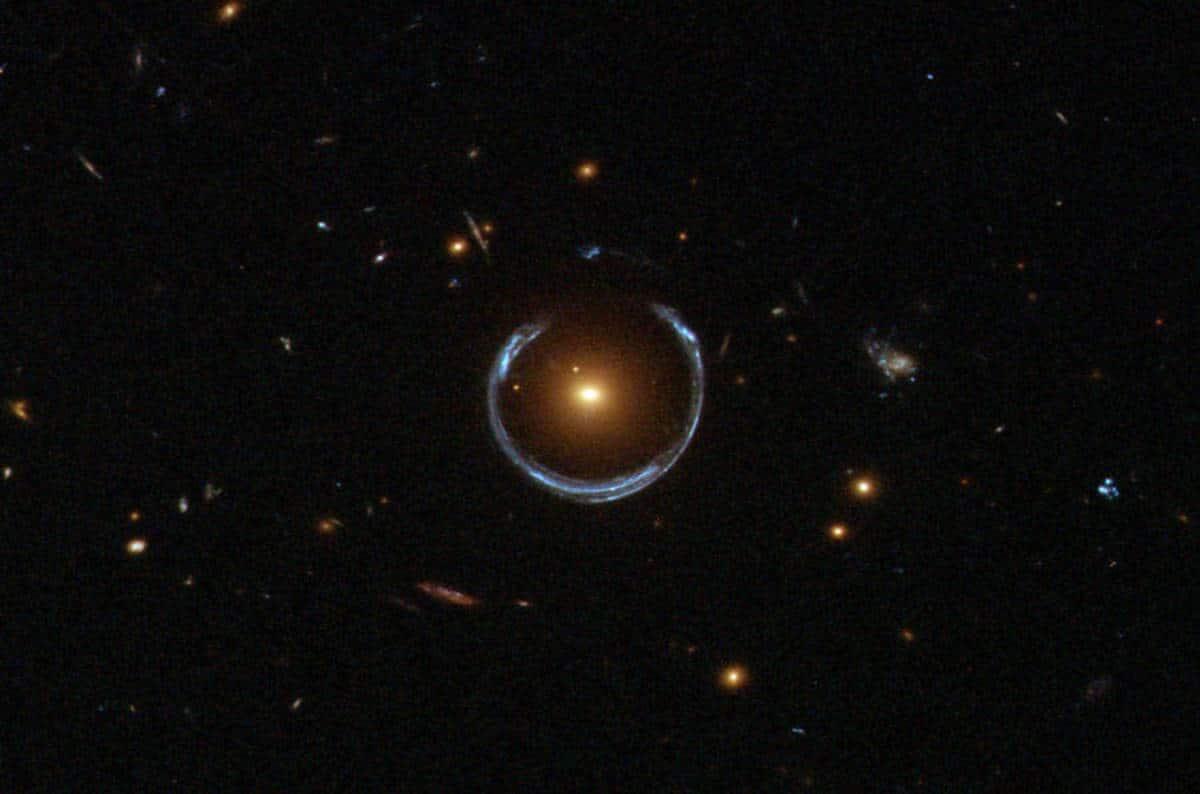 Ulteriore conferma per la teoria della relatività - La lente gravitazionale ottenuta dalla galassie LRG 3-757, vista dal telescopio spaziale Hubble (fonte:ESA /Hubble &amp; NASA)