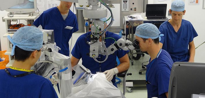I chirurghi dell'Università di Oxford eseguono un intervento di chirurgia intraoculare con il robot di Preceyes.Credits: University of Oxford