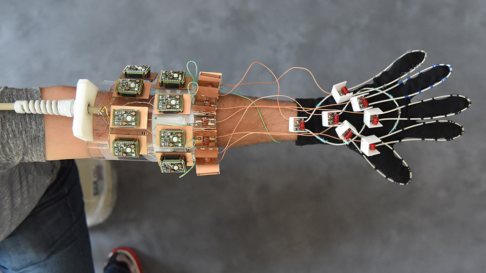 Un guanto per la risonanza magnetica della mano. Credits: NYU School of Medicine.