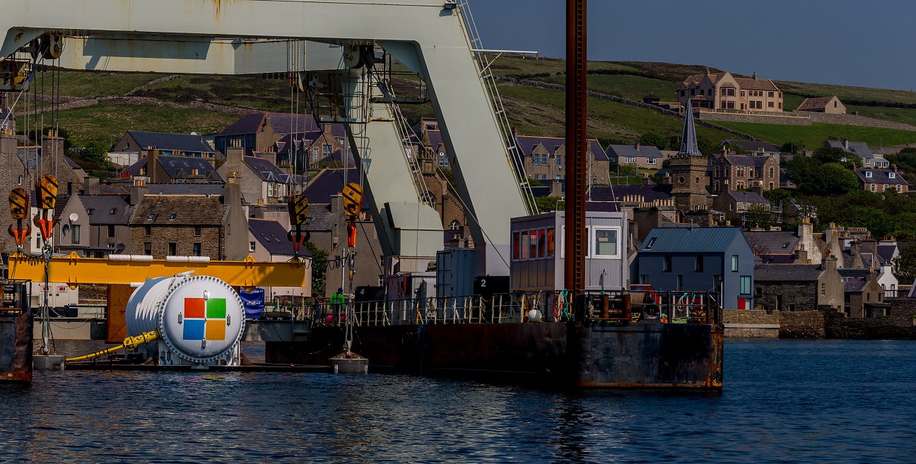 Microsoft Project Natick sulla piattaforma di immersione, nella città di Stromness. Fonte: Microsoft Project Natick