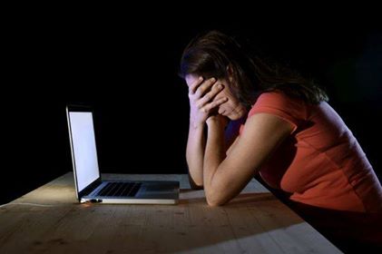 Una persona vittima di cyberbullismo. Credits: www.siracusatimes.it