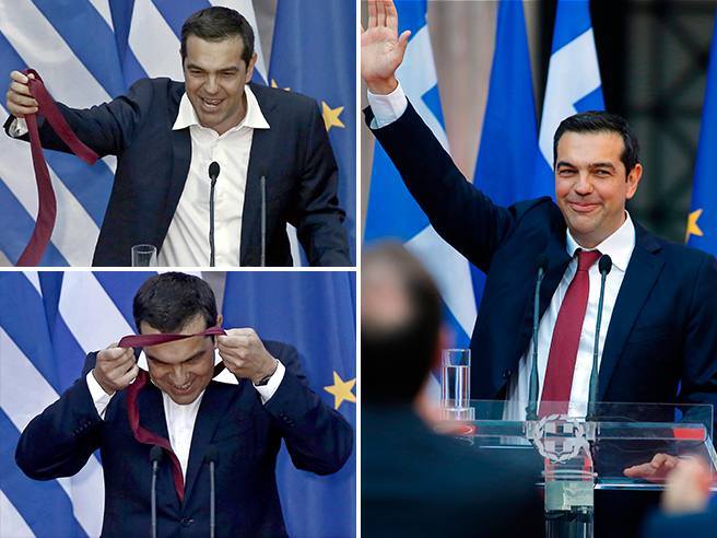 Tsipras indossa una cravatta per celebrare la fine del commissariamento della Troika