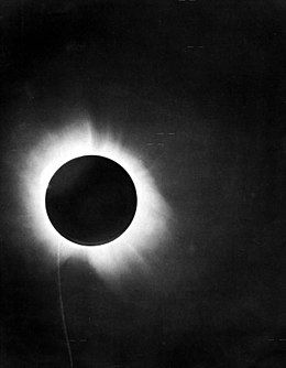 Una delle fotografie di Eddington dell'eclissi solare totale del 29 maggio 1919, presentata nell'articolo a conferma della teoria della relatività generale. Credits: www.wikipedia.it