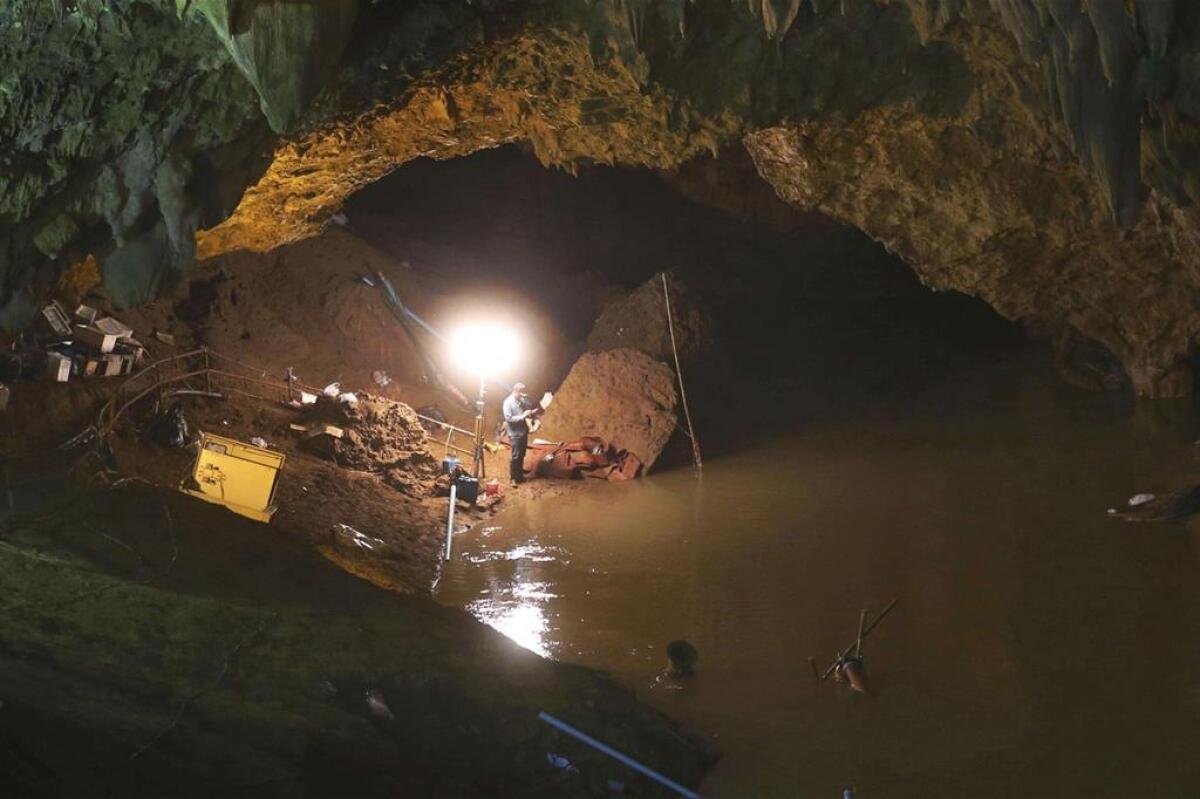 Elon Musk e il suo team di ingegneri per salvare i bambini intrappolati nelle grotte in Thailandia - 