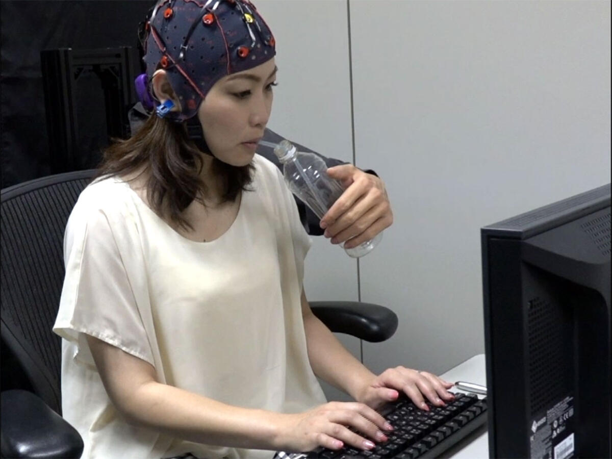 Multitasking: una BMI per controllare un terzo braccio robotico - Multitasking: una BMI per controllare un terzo braccio robotico
Credits: Hiroshi Ishiguro Laboratory / ATR