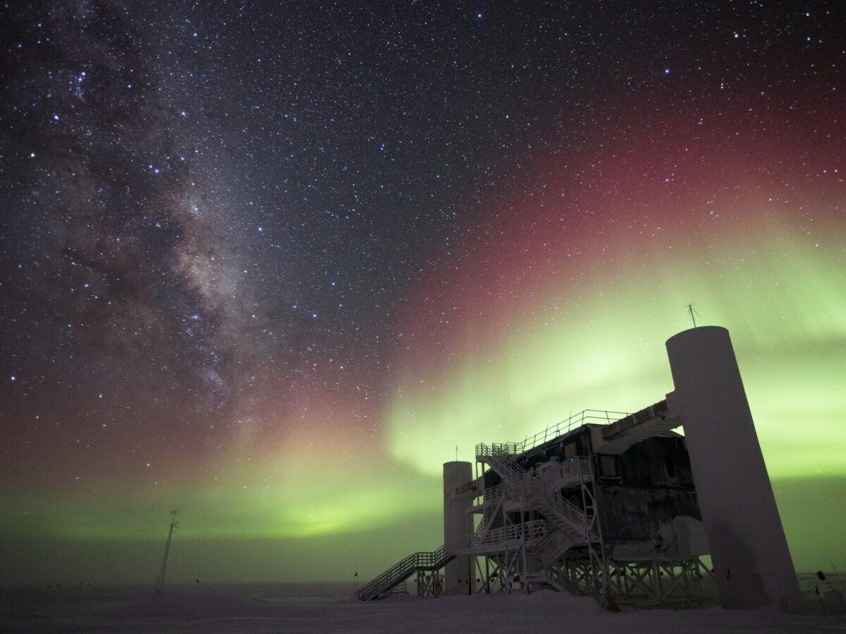 Einstein aveva ragione, l'universo è simmetrico - IceCube Neutrino Observatory