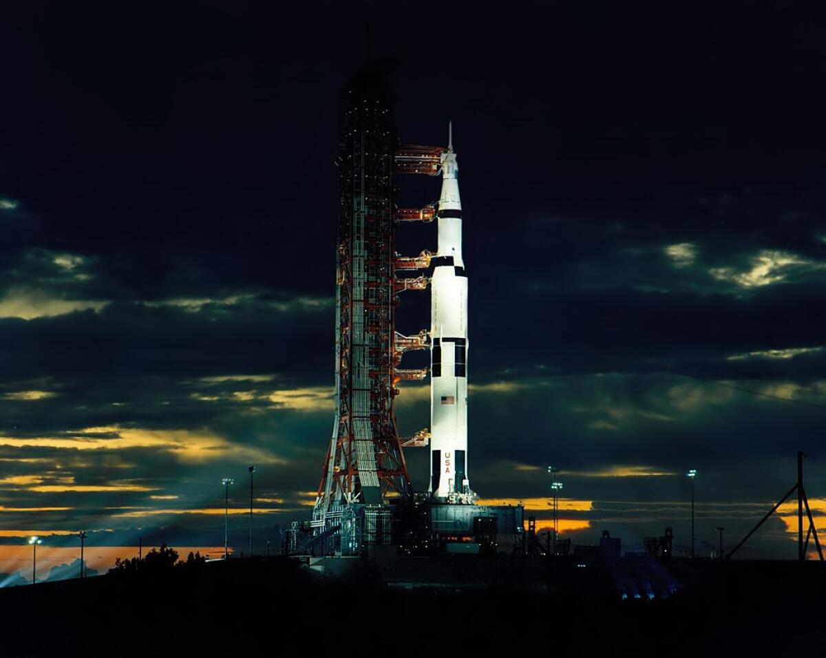 Il Saturn V e le missioni Apollo - Saturn V sulla rampa di lancio. Fonte: wikipedia.com