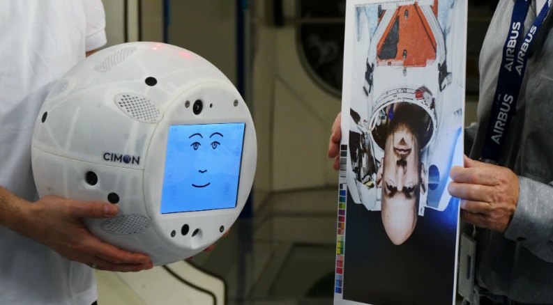 CIMON è addestrato per riconoscere il volto dell'astronauta tedesco Alexander Gerst. Credits: www.extremetech.com