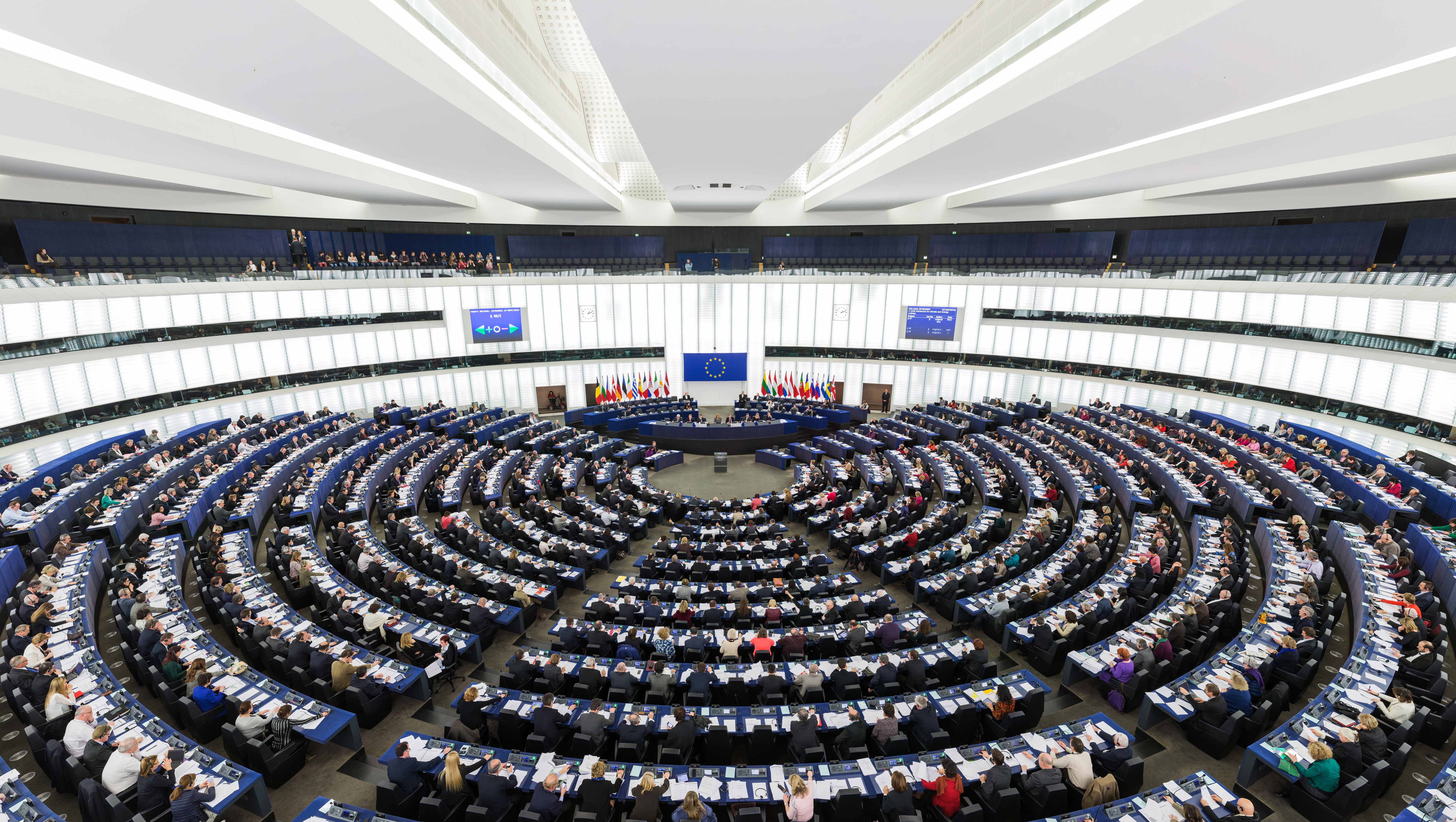 Emiciclo del Parlamento Europeo durante una sessione plenaria a Strasburgo. Fonte: Wikipedia