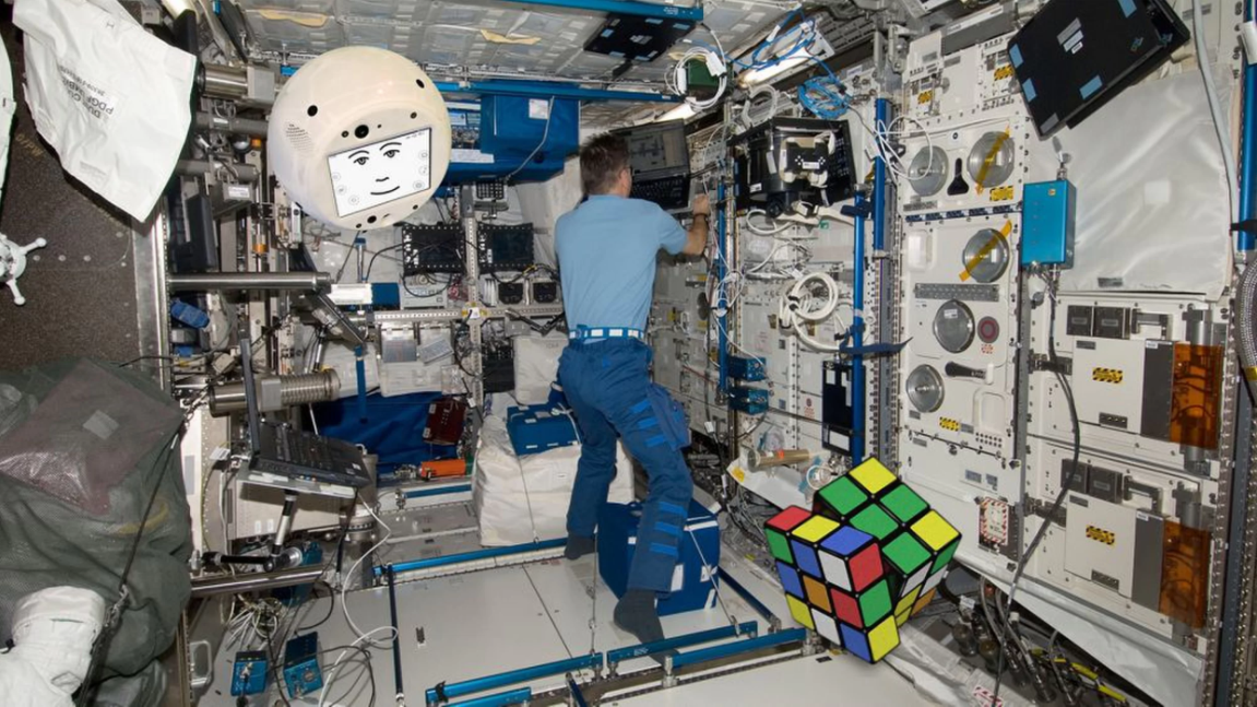 CIMON aiuterà Gerst a risolvere un cubo di Rubik. Credits: www.meteoweb.eu