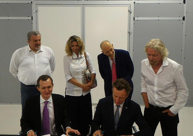Firma dell'accordo tra il Presidente dell’ASI, Roberto Battiston, ed il CEO di Virgin Galactic, George Whitesides. Credits: www.asi.it