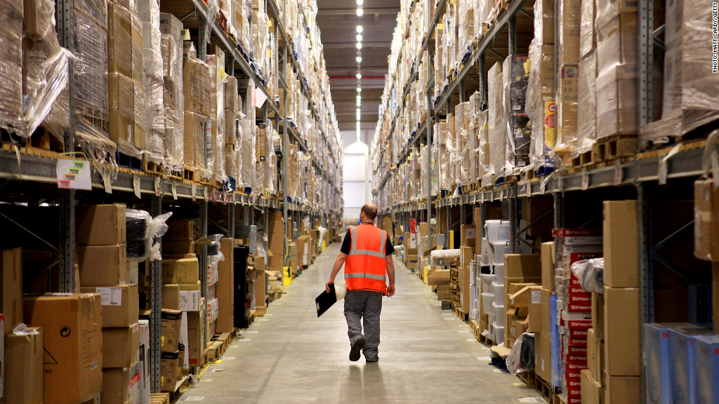 Dipendente Amazon al lavoro in un deposito dell'azienda. Fonte: CNN