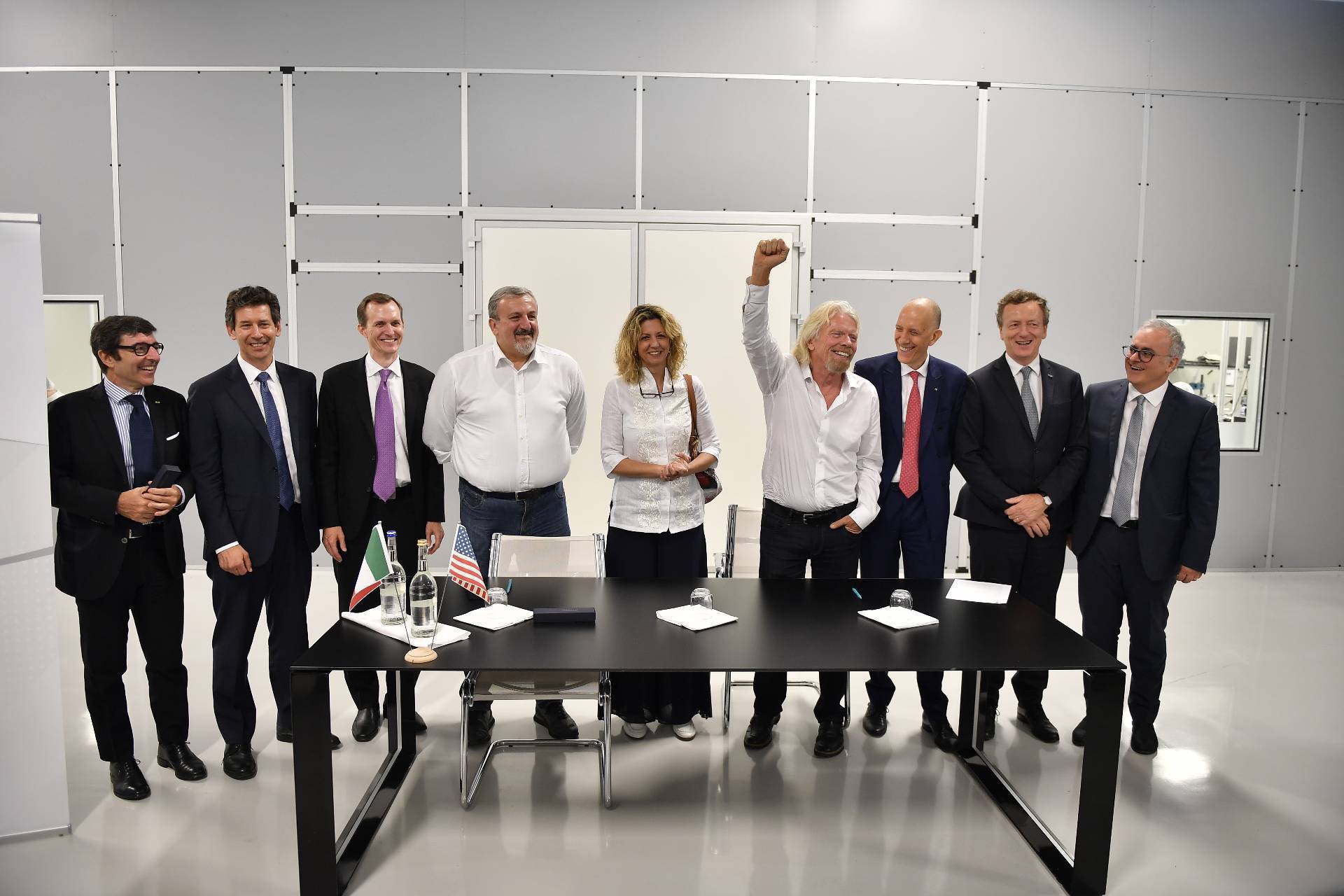 Presenti alla firma degli accordi Nicola Zaccheo (Amministratore Delegato di Sitael), Dan Hart (Amministratore Delegato di Virgin Orbit), George Whitesides (Amministratore Delegato di Virgin Galactic) e Enzo Giorgio (Amministratore Delegato di Altec), la 