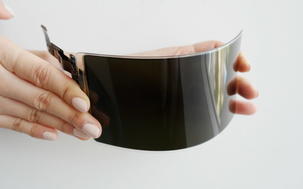 Un esempio di schermo flessibile che potrebbe utilizzare Samsung per il suo smartphone. Credits: www.insidehook.com