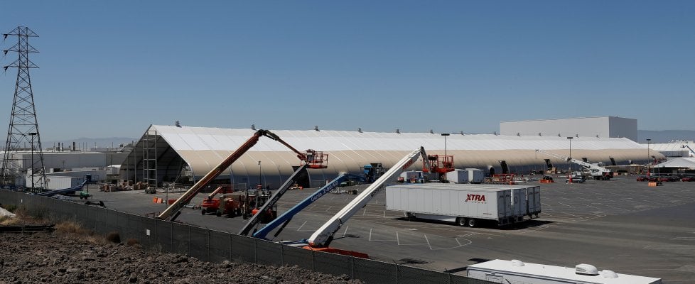 La tenda - capannone in cui si sono prodotte il 20% delle Model 3 nell'ultima settimana di giugno