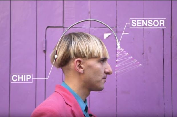 Neil Harbisson e l'eyeborg. Credits: BBC news