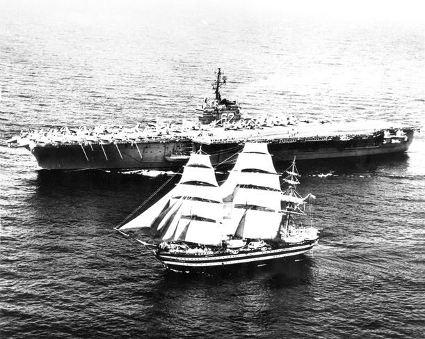 L'incontro tra il Vespucci e la USS Independence, PH: associazione-venus.it